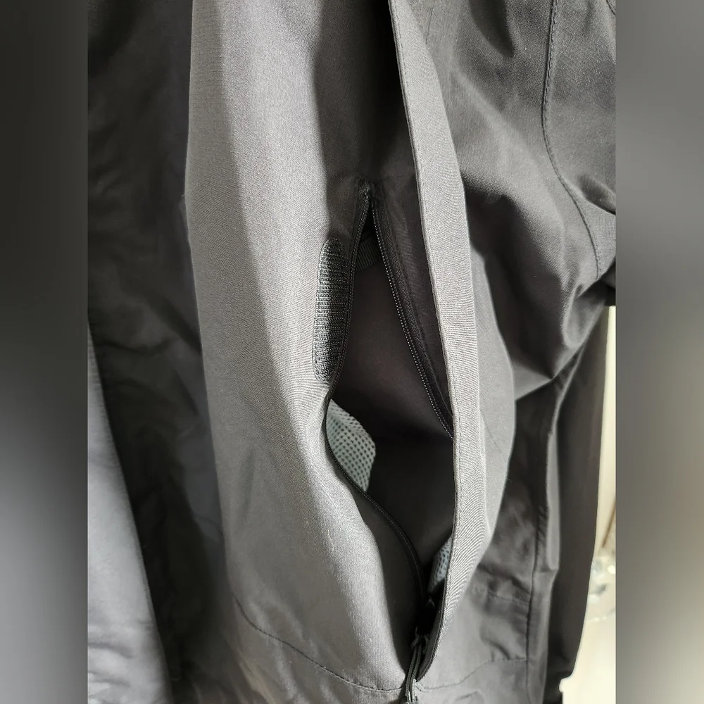LL Bean Woman's Rain Jacket NWT - Picture 4 of 7